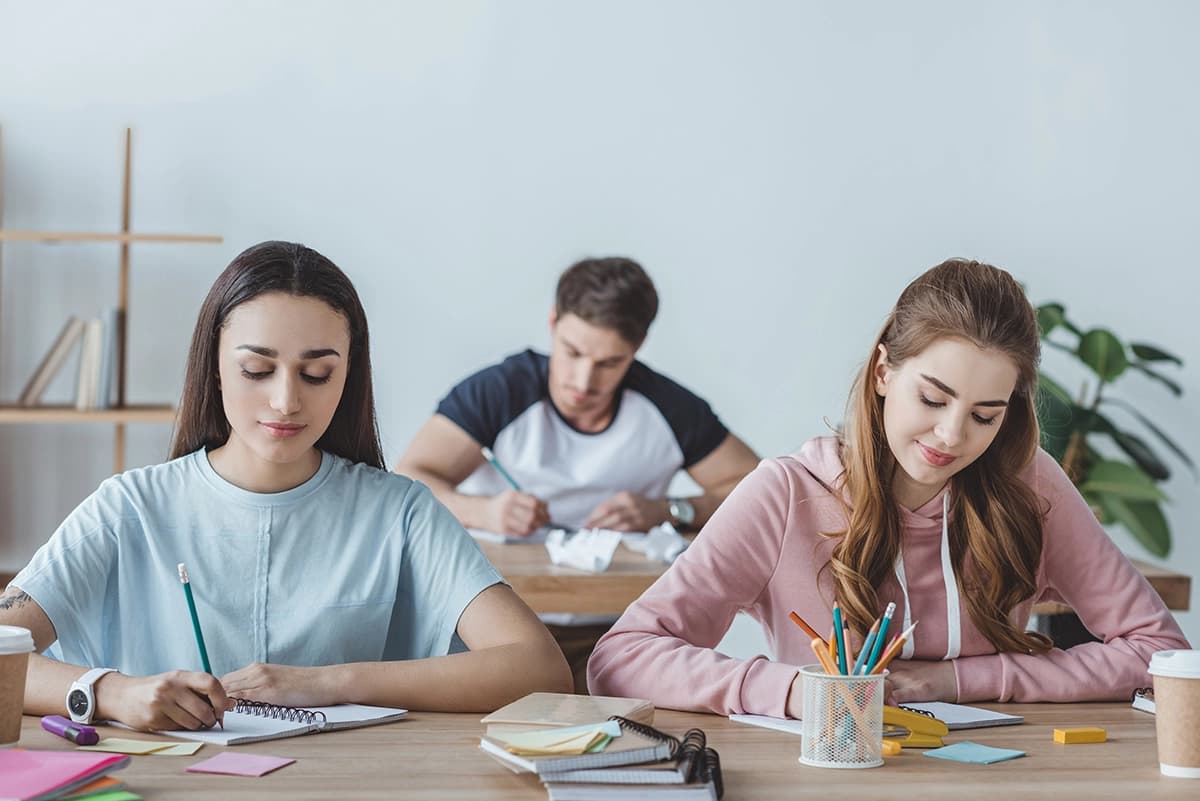 Yeni ülkesinde okula başlayan çocuk ve ailesi